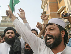 Paquistaneses protestam contra governo do pas aps ao na Mesquita Vermelha