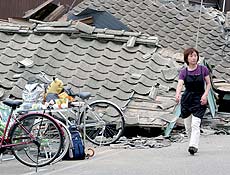 Ruas cobertas por escombros no Japo: ao menos nove mortos e 900 feridos