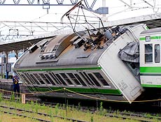 Vago descarrilhado aps terremoto na regio de Niigata; servio de trens foi interrompido