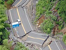 Rodovia federal em Nagaoka foi interrompida por violento terremoto