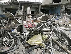 Exploso de bomba mata ao menos 29 e deixa lojas destrudas em Hub, no sul 