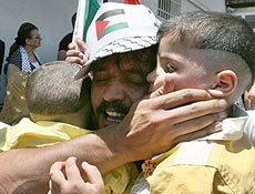 Palestino libertado hoje abraa famlia aps chegada a Ramallah, na Cisjordnia