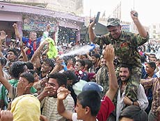 Iraquianos comemoram vitria da seleo de futebol, que chega  final da Copa da sia