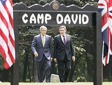 O presidente George W. Bush e o premi Gordon Brown, em encontro em Camp David