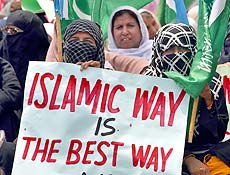 Paquistanesa participa de manifestao de apoio aos ex-lderes da Mesquita Vermelha