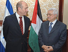 Ehud Olmert (esq.) e Mahmoud Abbas disseram que encontro hoje em Jeric foi "construtivo"