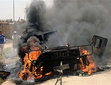 Veculo de foras polonesas queima, aps ataque, perto da cidade iraquiana de Diwaniyah