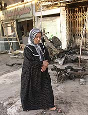 Mulher caminha nas proximidades de local atingido pelos atentados