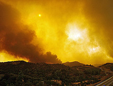 Incndio florestal mata ao menos 63 pessoas e desaloja populao em vilas na Grcia