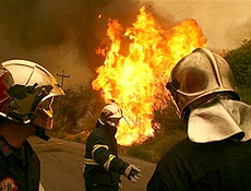 Bombeiros tentam combater chamas em Andritsena, na pennsula do Peloponeso