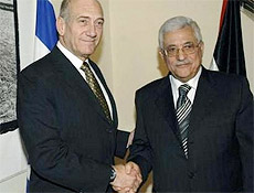 Primeiro-ministro de Israel, Ehud Olmert, ( esq) sada o presidente da ANP, Mahmoud Abbas