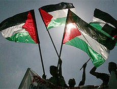 Palestinos protestam por direitos de trabalho na faixa de Gaza, cujo controle  do Hamas
