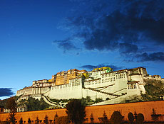 Vista noturna do Palácio de Potala, antiga residência dos Dalai Lamas, no Tibete