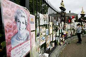 Cartazes deixados em frente ao palcio de Kensington, em Londres; Reino Unido marca dez anos de morte de princesa