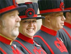 Moira Cameron, 42,  a primeira mulher a integrar a guarda da Torre de Londres