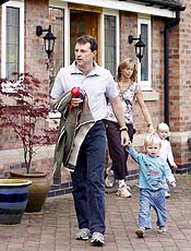 Gerry e Kate McCann deixam sua casa no Reino Unido com os filhos