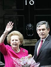 Thatcher, figura que o partido de Brown critica, visitou o premi