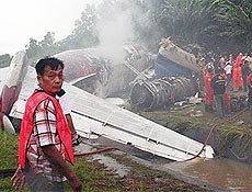 Confira galeria de imagens do acidente areo com o avio MD-82, em Phuket, na Tailndia