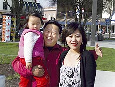 Michael Xue e Anni Liu com a filha Qian Xun Xue; polcia emite ordem de priso contra xue