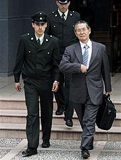 Fujimori deixa tribunal chileno após audiência em maio deste ano