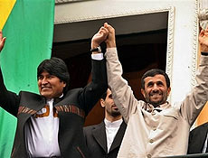 Mahmoud Ahmadinejad (dir.) disse se sentir em casa durante rpida passagem pela Bolvia