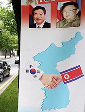 Cartaz fala sobre o encontro e mostra os dois lderes coreanos
