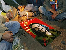 Jovens homenageiam Che Guevara em cerimnia ao redor de pster do revolucionrio