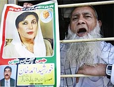 Manifestante comemora volta de ex-primeira-ministra ao Paquisto nesta quinta-feira