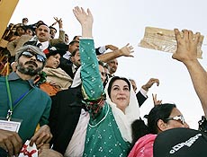 A ex-premi paquistanesa Benazir Bhutto acena ao voltar ao pas, aps nove anos