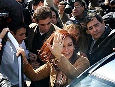 Candidata favorita, Cristina Kirchner entra em carro após votar na cidade de Río Gallegos