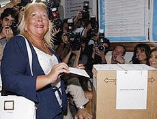Elisa Carrió deposita seu voto na urna; ela é a segunda colocada, segundo pesquisas