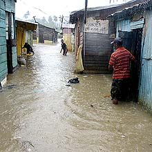 Rua inundada por Noel na Repblica Dominicana; tempestade pode virar furaco