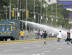 Carro da Polcia Metropolitana dispara jato de gua contra manifestantes
