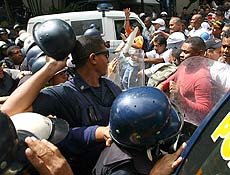 Membros da Polcia Metropolitana entram em confronto com manifestantes em Caracas 
