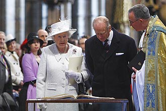 A rainha Elizabeth 2 e o prncipe Philip durante missa para bodas de diamante em Londres; cerca de 2.000 pessoas compareceram