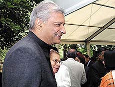 Kamalesh Sharma assume cargo de secretrio-geral da Commonwealth em 1 de abril de 2008