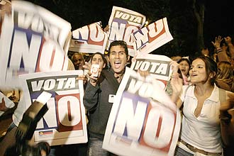 Manifestantes da oposio celebram a vitria do "no" no referendo sobre a reforma constitucional