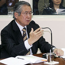 O ex-presidente do Peru Alberto Fujimori fala durante seu julgamento por dois massacres