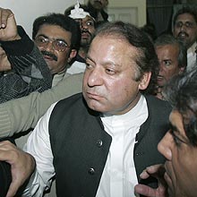 O ex-premiÃª Nawaz Sharif ao sair do hospital de Rawalpindi, onde Bhutto morreu