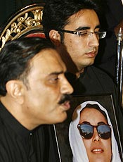 O filho de Bhutto, Bilawal, 19 (ao fundo, ao lado de seu pai Ali Zardari