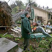 Richard Garcia observa estragos causados pela chuva em sua casa na Califrnia
