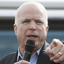 Pr-candidato republicano, John McCain  senador e foi prisioneiro de guerra no Vietn