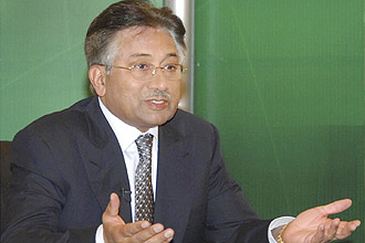 Após sofrer derrota em eleições parlamentares, ditador paquistanês Pervez Musharraf diz que não irá renunciar