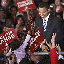 O democrata Barack Obama durante campanha; pesquisas apontam empate
