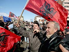 Albano-kosovares comemoravam  espera da declarao de independncia do Kosovo