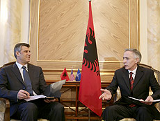 Premi do Kosovo, Hashem Thai, e presidente do Parlamento, Jakup Krasniqi, em sesso que declarou independncia em relao  Srvia