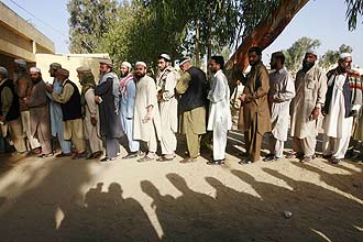 Eleitores aguardam em fila para votar no Paquisto; aps fechamento das urnas, comea contagem de votos