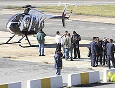 Equipe de resgate aguarda decolagem de helicóptero para local de queda de avião