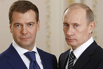 Dmitri Medvedev (esq.) é o sucessor de Vladimir Putin na Presidência da Rússia; Medvedev tinha o apoio de Putin