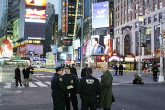 Policiais reunidos na Times Square após pequena explosão que atingiu prédio militar